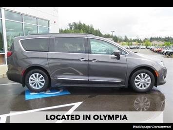 2017 Chrysler Pacifica Touring-L   - Photo 2 - Los Angeles, AL 91303-8888