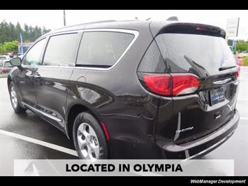 2017 Chrysler Pacifica Touring-L Plus   - Photo 5 - Los Angeles, AL 91303-8888