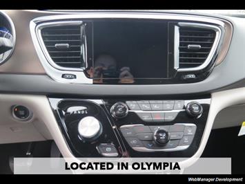 2017 Chrysler Pacifica Touring-L Plus   - Photo 11 - Los Angeles, AL 91303-8888