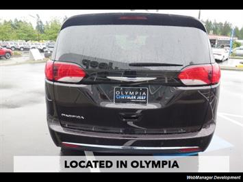 2017 Chrysler Pacifica Touring-L Plus   - Photo 4 - Los Angeles, AL 91303-8888