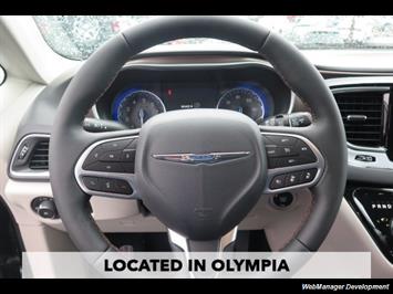 2017 Chrysler Pacifica Touring-L Plus   - Photo 14 - Los Angeles, AL 91303-8888